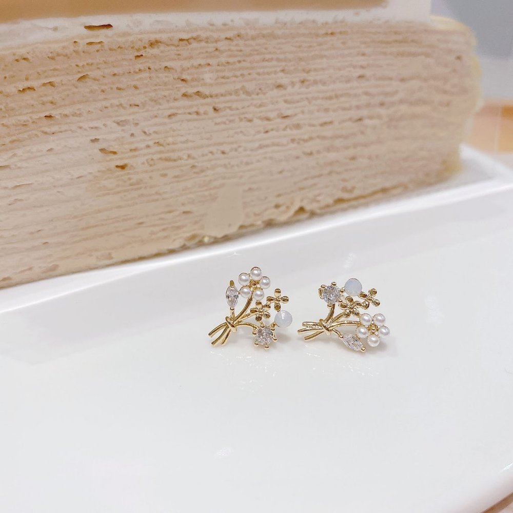 NEW 14K Gold Plated Diamond Flower Stud Earrings a - Picture 3 of 10